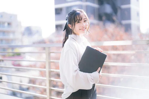 比較しながら考える女性